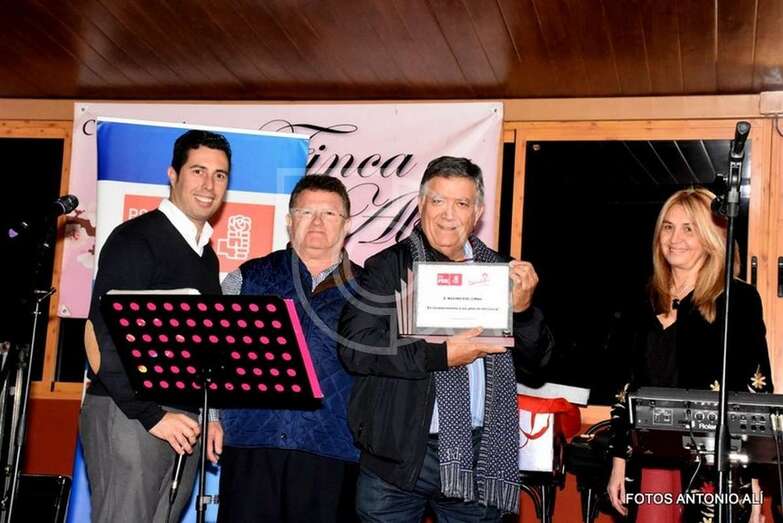 Momento en que Máximo Riol recibe la placa de reconocimiento (Foto Antonio Alí)